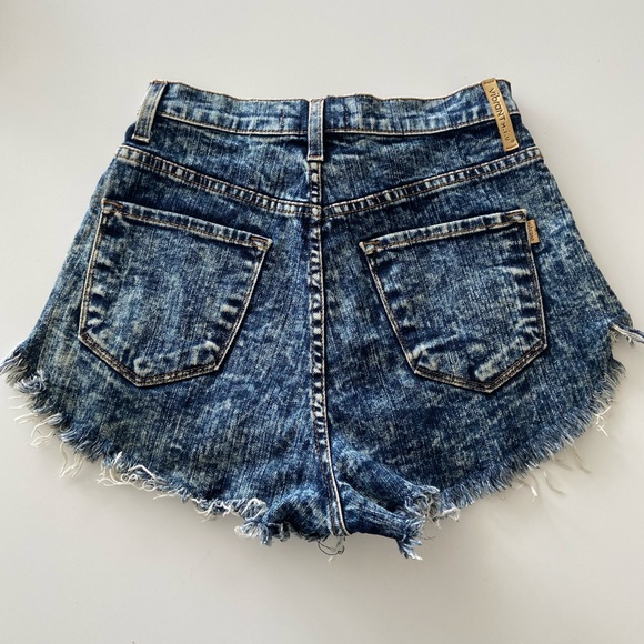 High Waisted Daisy Appliqué Denim Shorts in Dark Acid Wash - Picture 2 of 2
